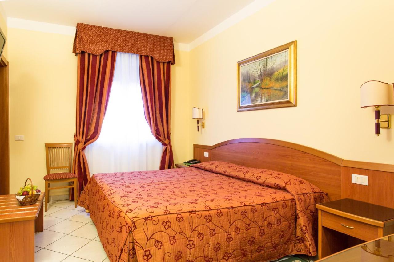 Hotel Ristorante Paladini Carisio Kültér fotó