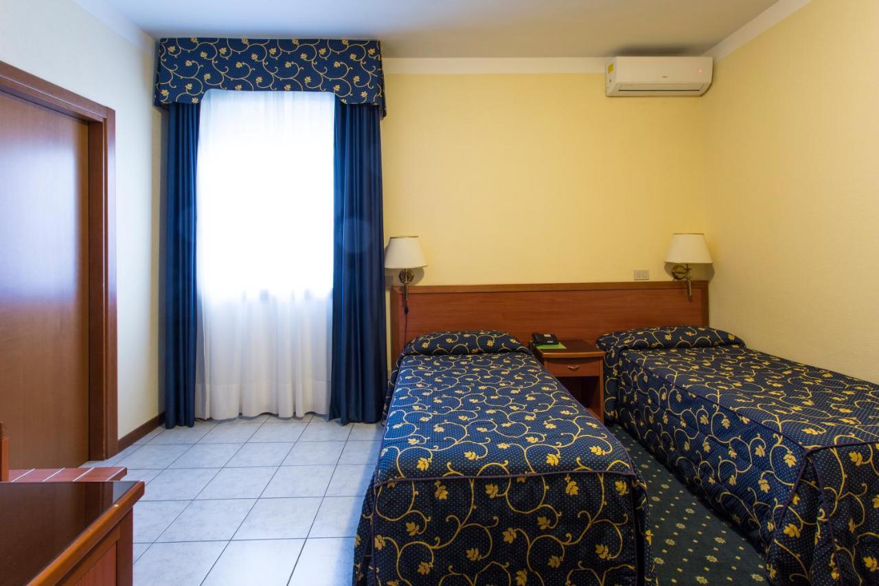 Hotel Ristorante Paladini Carisio Kültér fotó